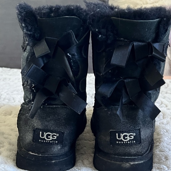 Kids uggs ! Like new. Daughter never wore them maybe twice - Picture 4 of 7
